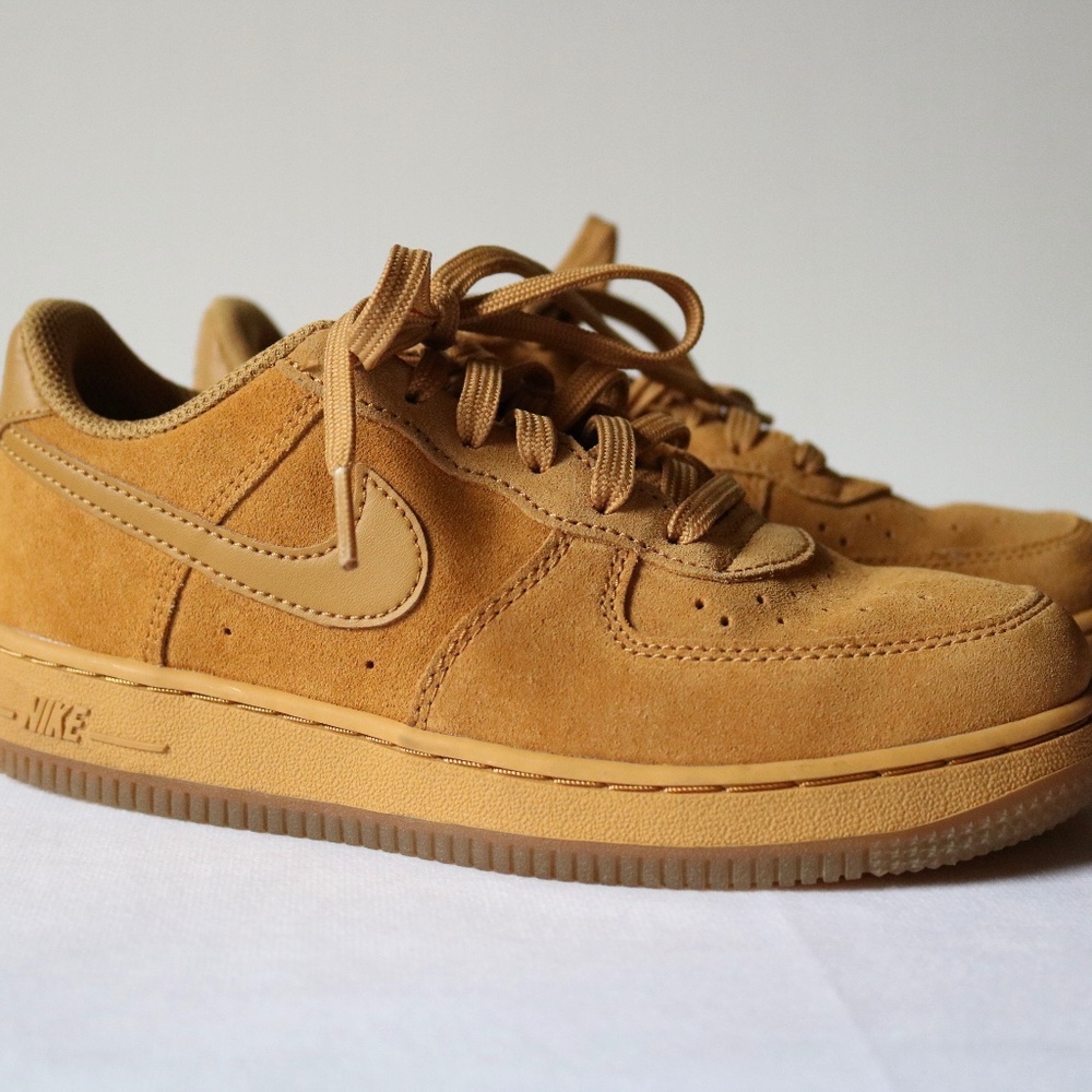 NIKE AIR FORCE ONE 1 LV8 3 Wheat Suede Sneakers Youth Size 2 (EU 33.5)